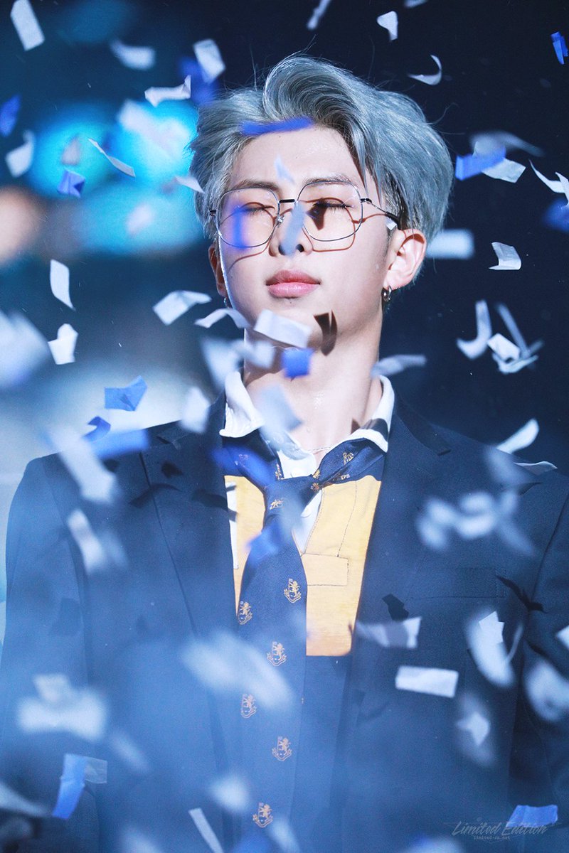 190115 #RM #남준 #BTS #방탄소년단
멋있어...눈썹이랑 눈매 좀 봐..
귀여워..속눈썹 좀 봐..
온도차 뭐야..너무 좋아😭😭

<a href="/BTS_twt/">방탄소년단</a>