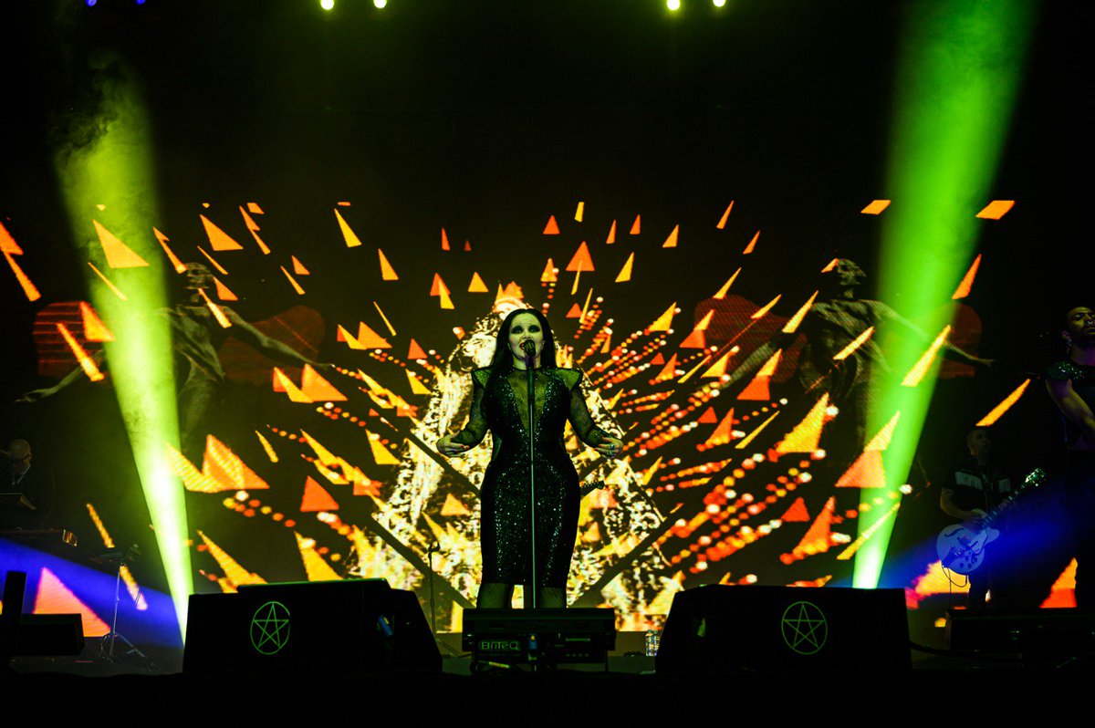 El combo perfecto formado por <a href="/FangoriaWarner/">FangoriaWarner</a> + Oro Viejo by <a href="/djnanoshow/">Dj Nano</a> nos hizo disfrutar el primer sábado de #EspacioZity 2019 ante miles de personas.