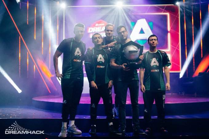 EHZ6IM0WkAESP5d.jpg:large