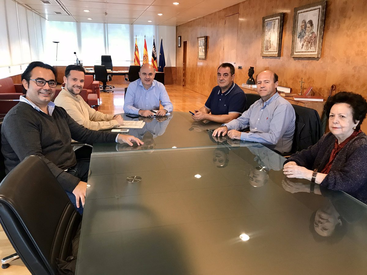 Consell_Eivissa's tweet photo. Avui el president @vmaritorres juntament amb el conseller de Territori @MJC_Ibz s’han reunit amb representants de @asfinrus. https://t.co/HzLiq6DZu3