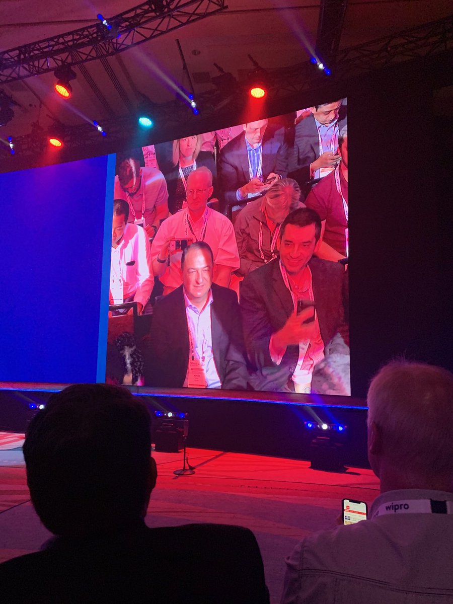 GKCIO's tweet photo. No ones going for the Kiss Cam #GartnerSYM https://t.co/rgKEjKk6XZ