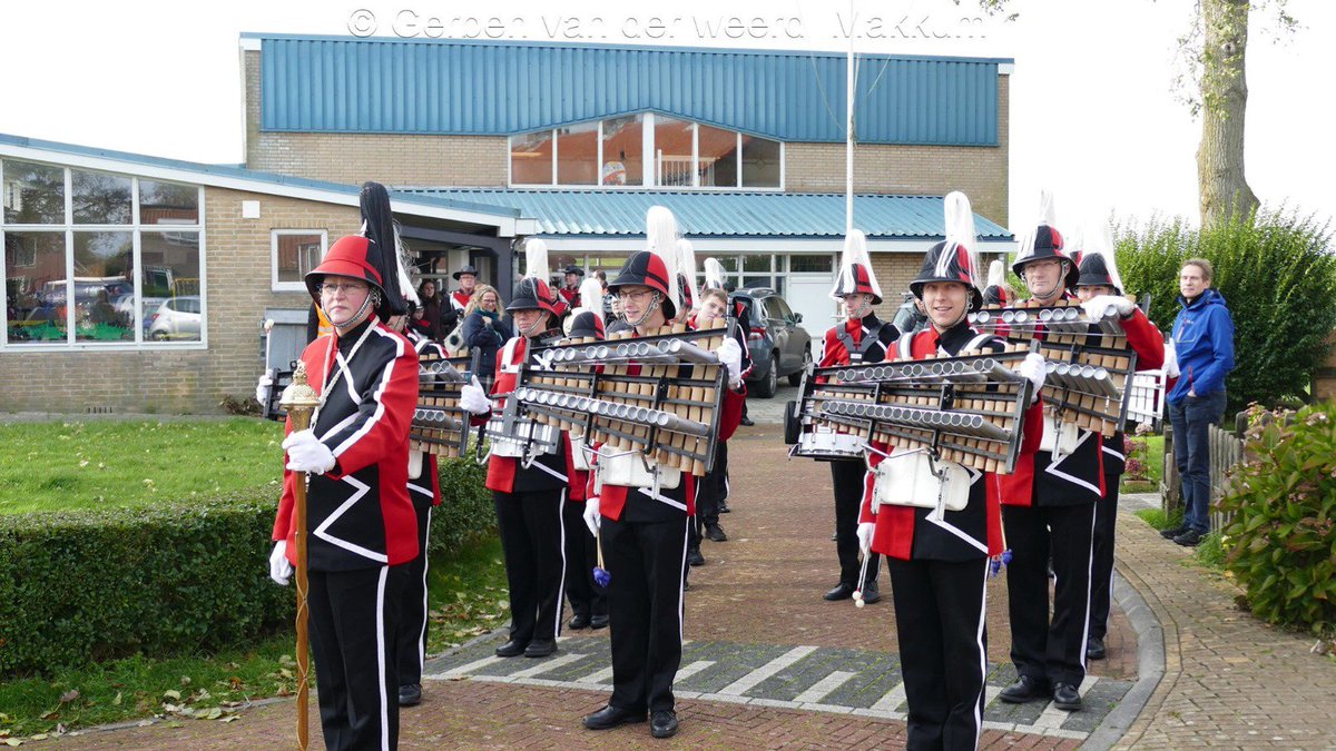 Oranjebolsward's tweet photo. Afgelopen zaterdag traden we op in #Makkum in verband met het 125-jarig bestaan van muziekvereniging @hallelujahmkum. Van harte gefeliciteerd namens ons met jullie jubileum! Een mooie streetparade hebben we gehad :) https://t.co/Tq0yDubQat
