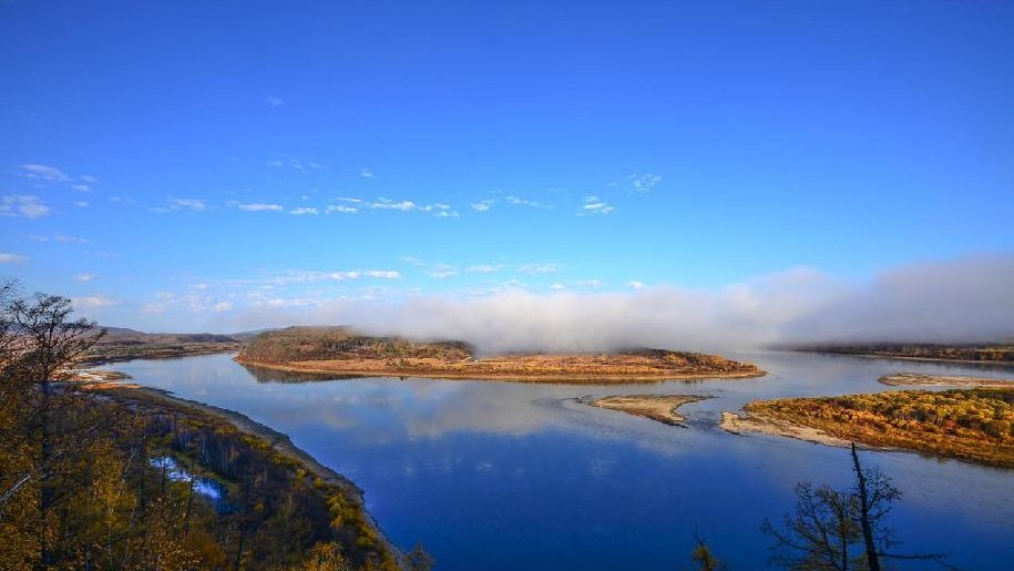 Autumn is coming soon. I really enjoy the incredible autumn view in China. Here is a picture of Greater Khingan Range in northern China. Isn't that amazing?