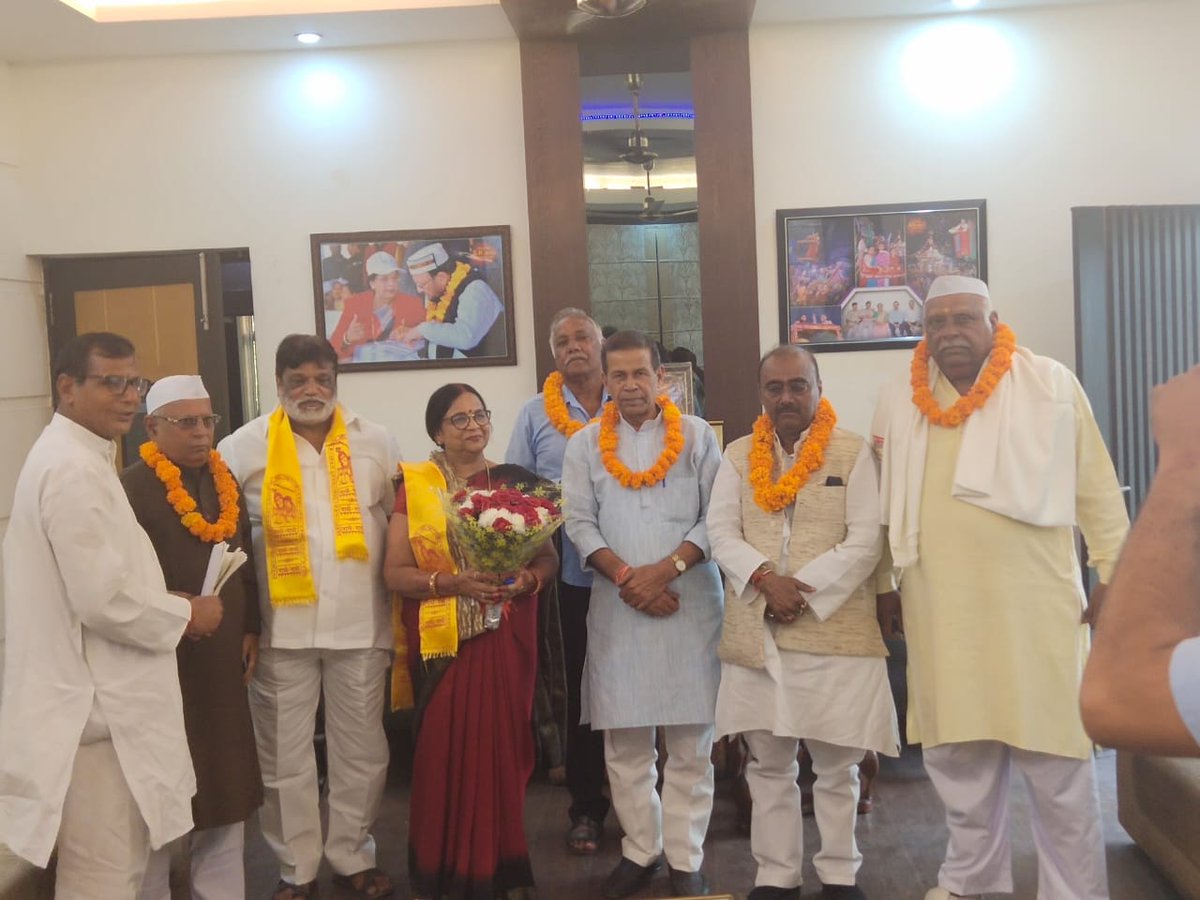 Muzaffarnagarnp's tweet photo. पालिकाध्यक्ष श्रीमती अंजू अग्रवाल जी क�� महामना पंडित मदन मोहन मालवीय जी की मूर्ति का सौंदर्यीकरण कराए जाने पर उनके घर जाकर ब्राह्मण समाज द्वारा सम्मानित किया गया। सभी लोगों ने एक सुर में पालिका अध्यक्ष की प्रशंसा की। इस अवसर पर पालिकाध्यक्ष ने सभी का आभार जताया। https://t.co/FgokAbaNK1