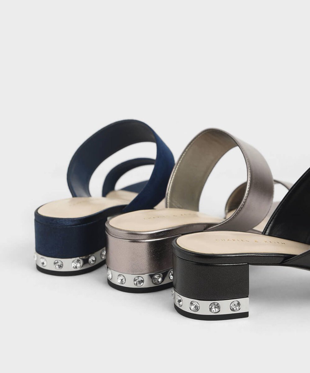 Jayaconceptng's tweet photo. 🛍..
Charles and Kate 
Embellished block heel metallic slide sandals 
N26,000
Delivery at your door 🚪
Premium package 
#jayaconceptstore https://t.co/qoy2Q7Ygf1