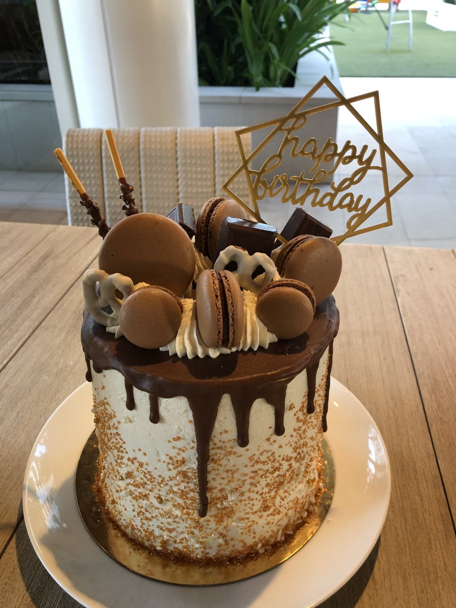 つんく サプライズで誕生日お祝いしてもらった このケーキ お友達の手作りやで 奇跡やろ