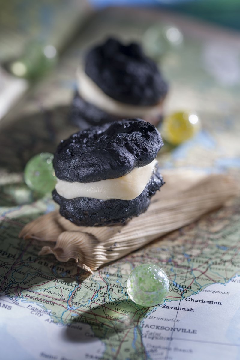Buñuelos elaborados con galletas Oreo y rellenos de crema de chocolate blanco. La tentación hecha buñuelo. 😋
#buñuelos #repostería #tradición