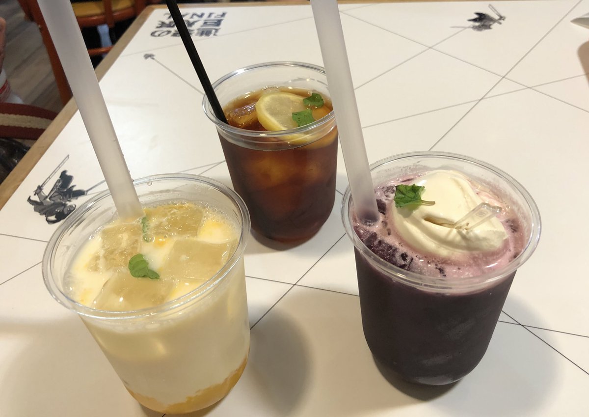 IPBGyfLCdQJAc31's tweet photo. 1日遅れたけど進撃の巨人展！！！この日は家族と一緒にお昼ご飯にサシャモチーフのプレートと巨人のパンケーキをシェアしました！とても美味しかったし、コースターも手に入って、巨人店も見れてグッズも買えて幸せでした！ https://t.co/hNbZTF4aVt