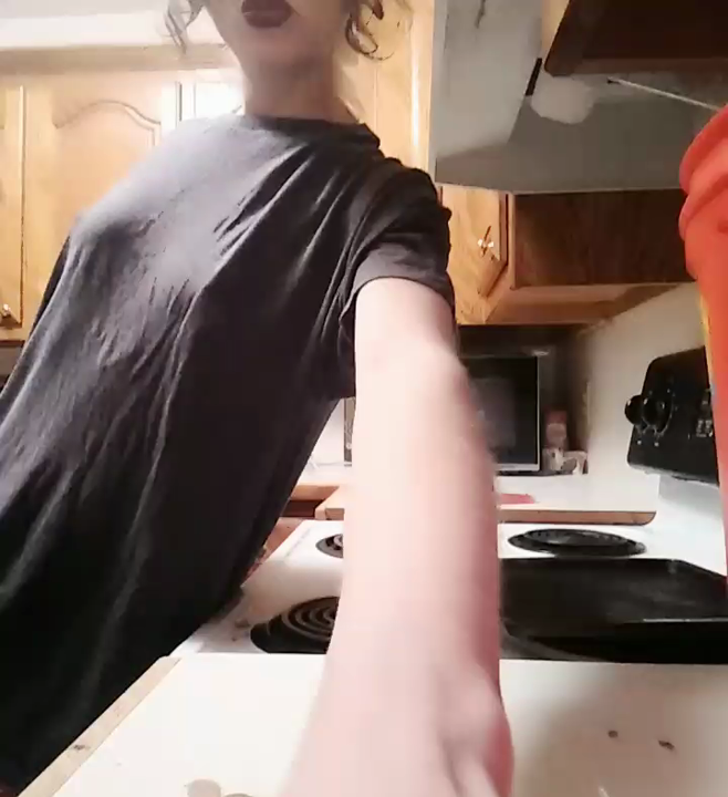 RoxyBlues1's tweet photo. https://t.co/UbCs5G5O5N Nothin but your t shirt on- sexy Roxy no bra no panties flashing eating corndog - food binge fetish #foodfetish #eatingbinge #fetish #delicious #girleatingcorndog #tshirtandnopanties #nothingbutyourt-shirton #racy #racyroxy #deepthr.. https://t.co/Hj4NlNBaZE