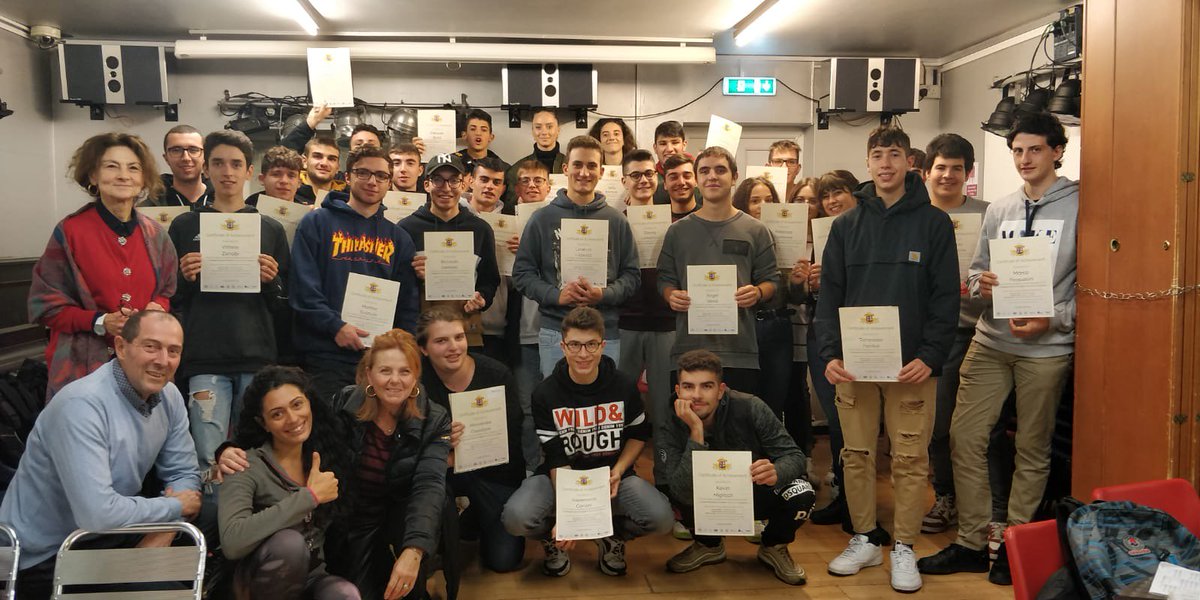 Cavendish1983's tweet photo. This is a photo of one of our lovely Italian groups receiving their certificates. They had a great time in England, and learned a lot of new English in their lessons. What better way to start the week than with happy students! Congratulations, guys - hope to see you again soon! https://t.co/qbzZfIWLmJ