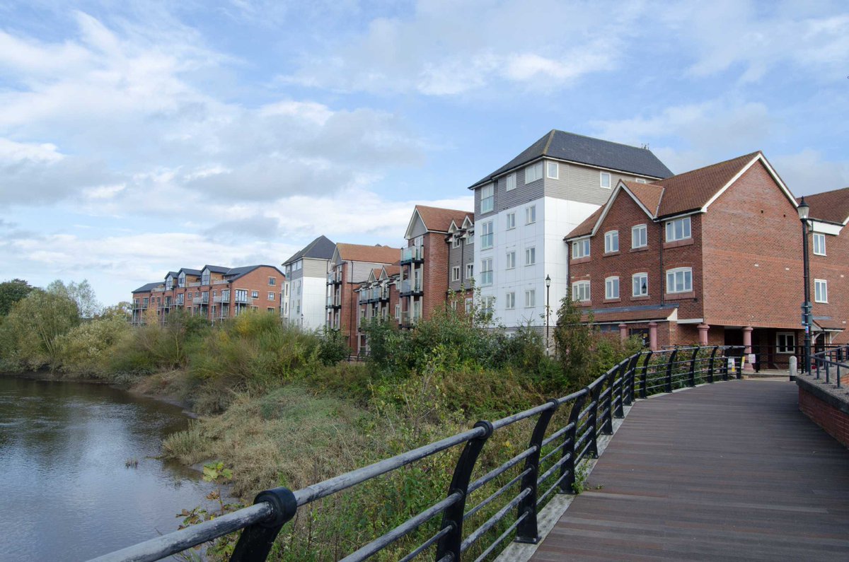 * NEW * RIVER VIEWS * SECURE PARKING SPACE * NO ONWARD CHAIN. A 2 bedroom 1st floor apartment forming part of a modern development conveniently situated alongside the river, within walking distance of the Chester Racecourse and the city centre. £150,000 #chestertweets