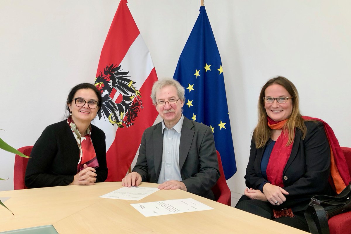 Technikfolgen's tweet photo. Anrdé Gaszó wurde heute von Sozialministerin Brigitte Zarfl erneut zum Vorsitzenden der Österreichischen Nanoinformationskommission bestellt. #nanomaterials #advancedmaterials #nanotrust #gonano_eu https://t.co/Nr296F7VjR