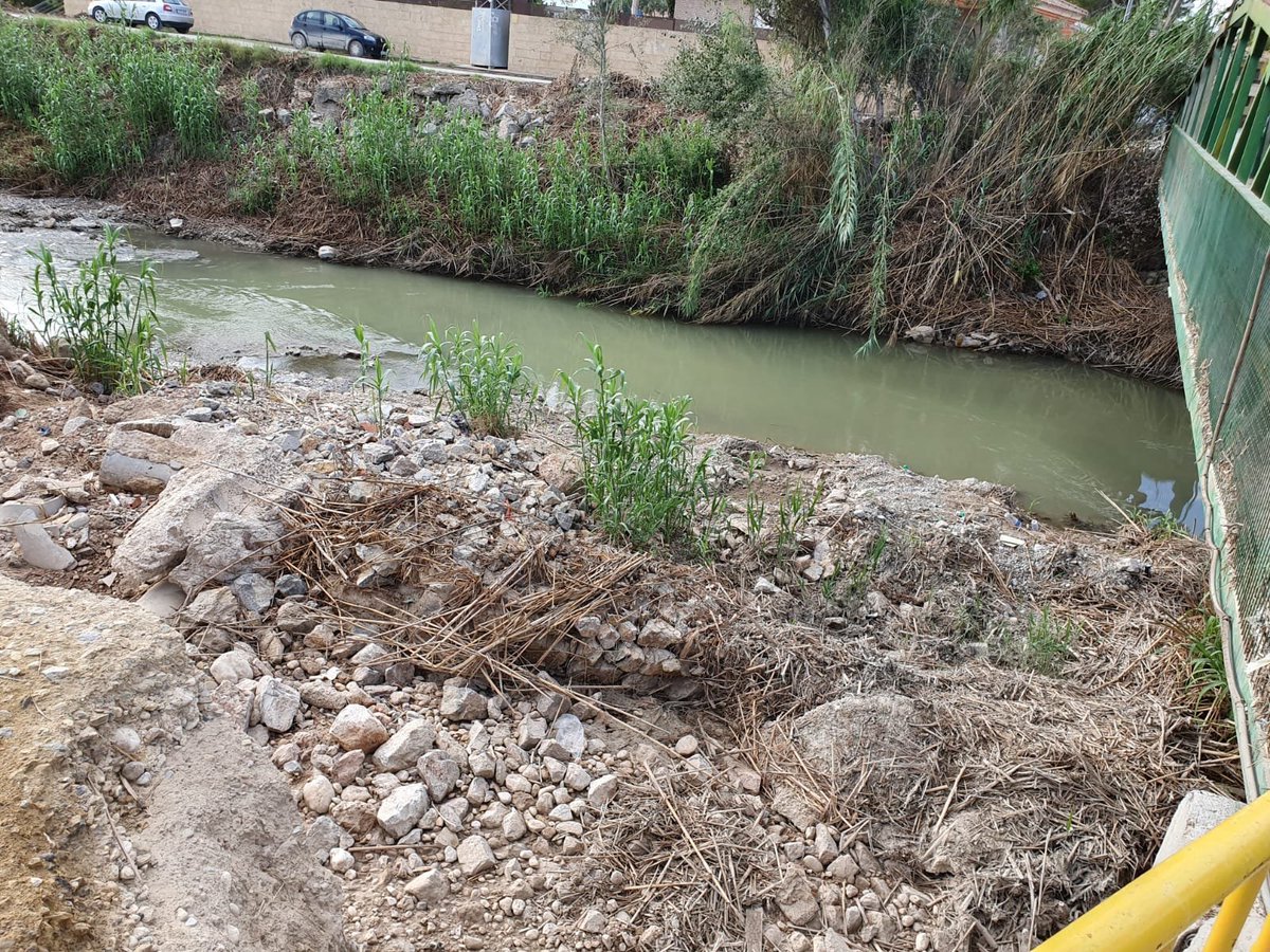 psoemolina's tweet photo. La alcaldesa de #MolinaDeSegura, @EstherClavero, junto a @FuensantaMarti8 y técnicos del @AytMolinaSegura y de la @chsriosegura han visitado el puente de El Paraje dañado durante la #DanaRM para valorar su estado y determinar las soluciones para el desarrollo del proyecto. https://t.co/szsYKjHuep