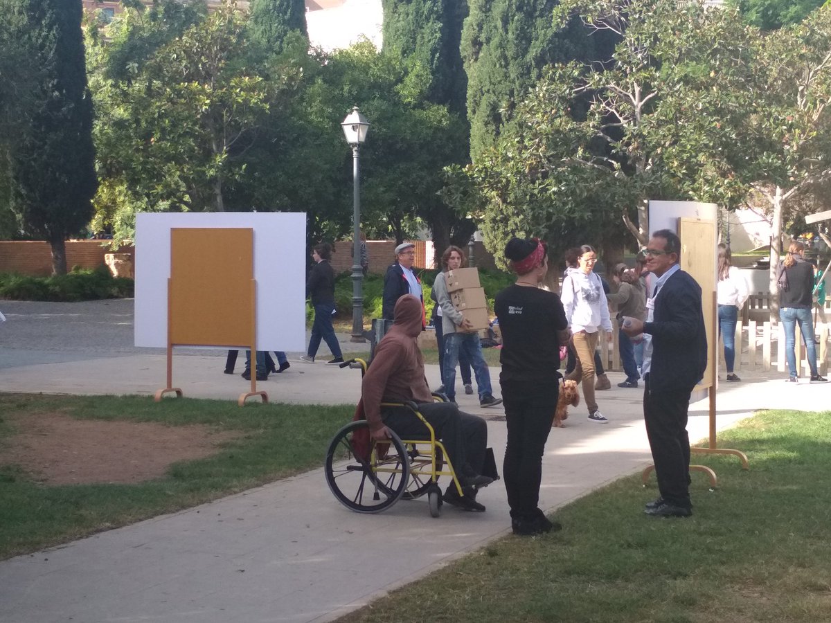EPLValencia's tweet photo. Después de los círculos de diálogo un grupo de grafiteros se encarga de crear una representación sobre lo hablado. #filoteca @PlenaCV @PlenaCV https://t.co/kYTDHRzyrt