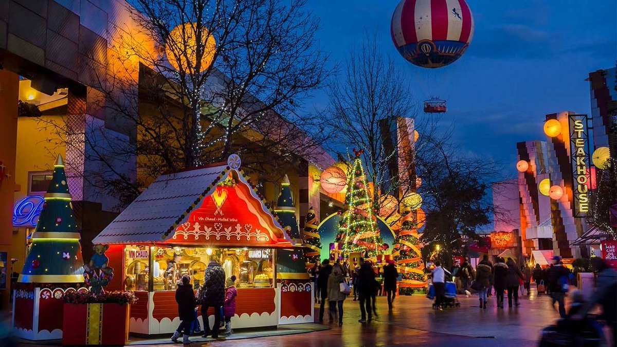 DisneyphileLIVE's tweet photo. (Chante c'est Noël) Les 24 et 25 décembre 2019, une chorale et une orgue de barbarie proposeront des concerts de Noël à Disney Village dans une ambiance inédite. 🎶🎵

https://t.co/0B9zLyY3Ot https://t.co/Ox5lixi4eR