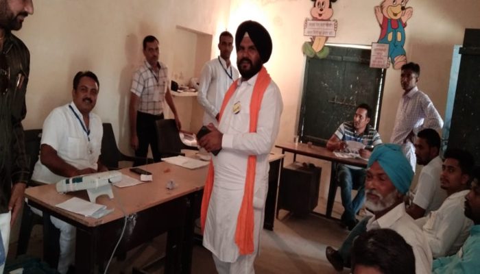 ptcnews's tweet photo. कालांवाली से अकाली प्रत्याशी राजिंदर देसूजोधा ने डाला वोट, जीत का दावा
https://t.co/MVqdlVP0yo
#Kalanwali #RajinderSinghDesujodha #AkaliCandidate #Vote #PollingBoth #HaryanaAssemblyPolls #PTCNews https://t.co/Qmbat4RPeK