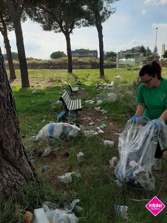 Retake_Roma's tweet photo. Ci impegniamo al massimo per rendere la nostra città bella come merita, purtroppo qualcun altro si impegna al massimo per ricordarci che l'inferno esiste davvero. Non c'è servizio di raccolta che tenga quando la situazione è questa, possiamo uscirne solo se insieme #SiamoComunità https://t.co/roSAabtNxs