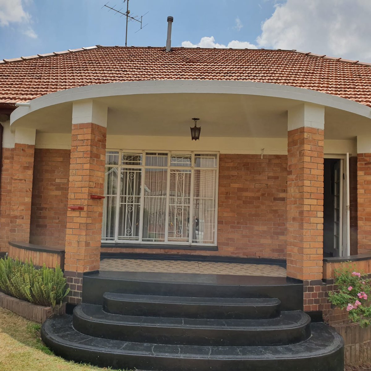 TargetReal's tweet image. SYDENHAMEASTHouseForSale
The house comprises of 3bedrooms,one bathroom with bath and shower,large eat in kitchen with scullery
Paved driveway with lots of off street parking
Two domestic rooms with two storerooms
Asking price R 1.7 million
Contact Jenny on 0828507171or0114407373