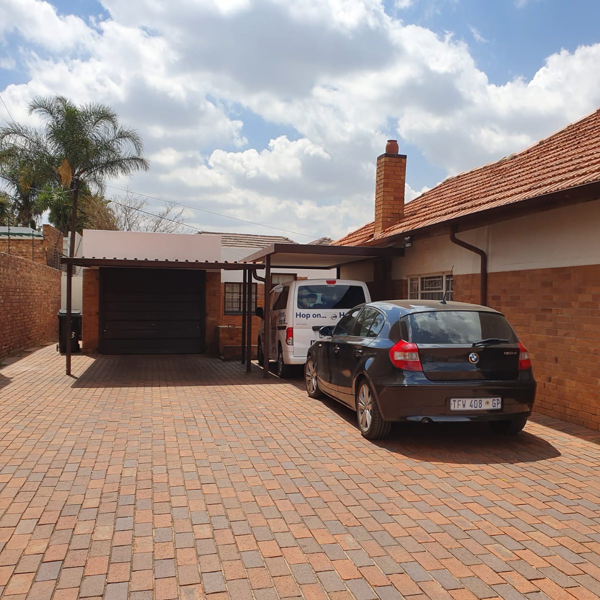 TargetReal's tweet image. SYDENHAMEASTHouseForSale
The house comprises of 3bedrooms,one bathroom with bath and shower,large eat in kitchen with scullery
Paved driveway with lots of off street parking
Two domestic rooms with two storerooms
Asking price R 1.7 million
Contact Jenny on 0828507171or0114407373