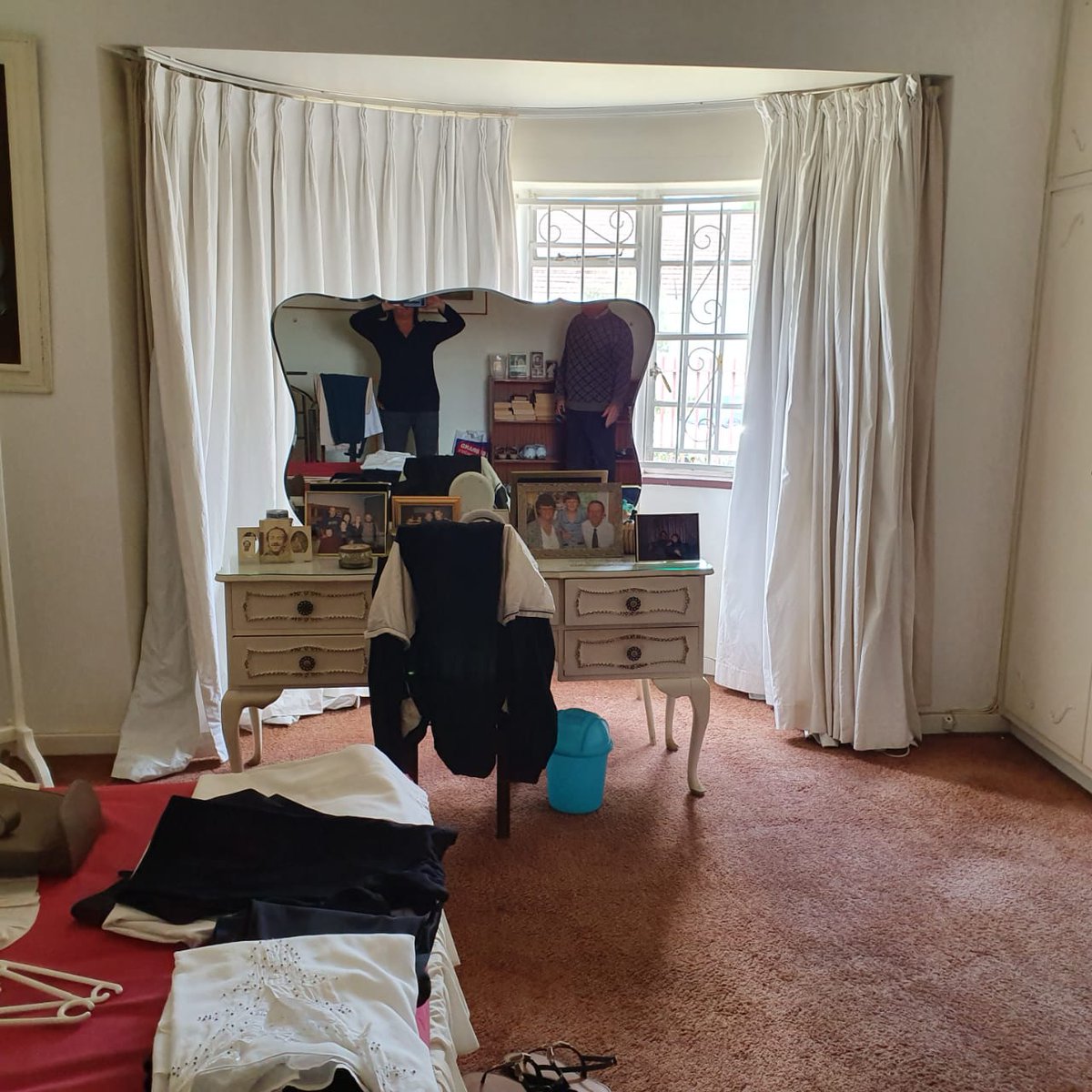 TargetReal's tweet image. SYDENHAMEASTHouseForSale
The house comprises of 3bedrooms,one bathroom with bath and shower,large eat in kitchen with scullery
Paved driveway with lots of off street parking
Two domestic rooms with two storerooms
Asking price R 1.7 million
Contact Jenny on 0828507171or0114407373