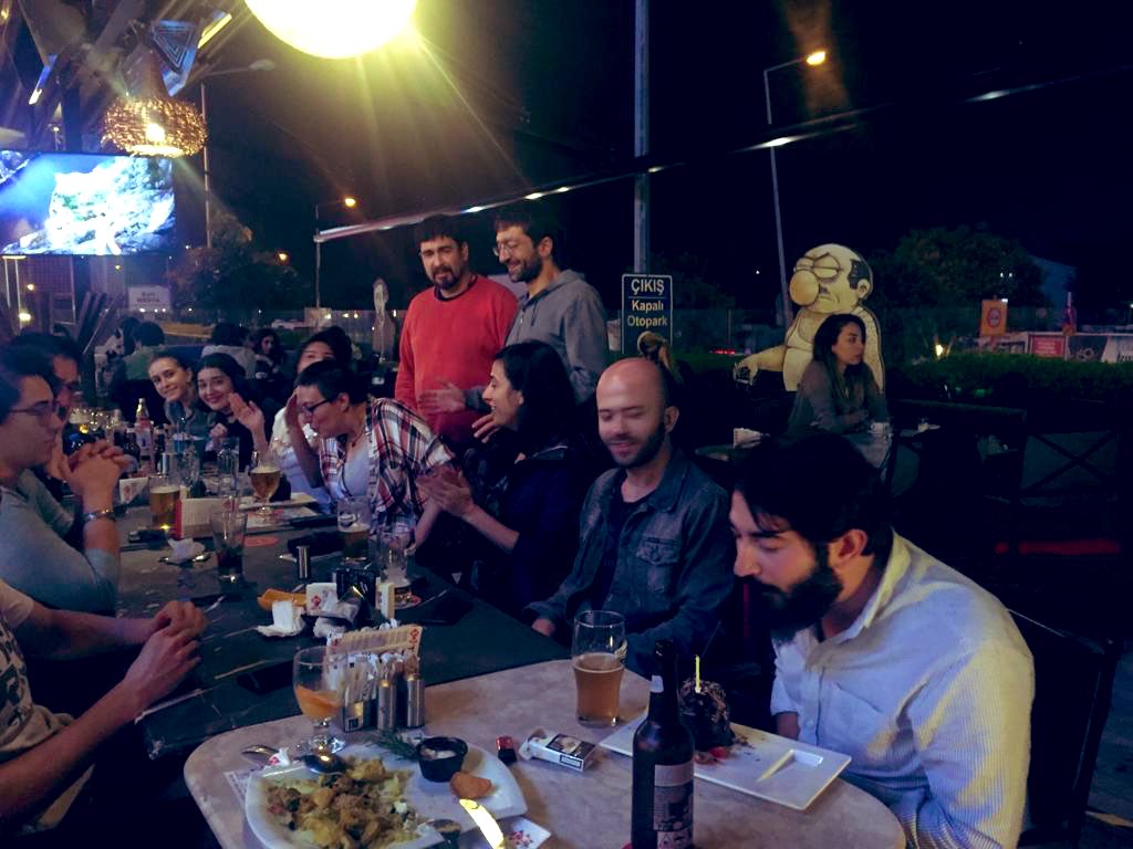 melikedonertas's tweet photo. #hibit2019 de izmirdeydik. hem eskilerle buluştuk hem yeni tanışıklıklar kazandık. yaptığım sunumdan sonra da öğrendim ki iki de fidanım var artık 😍 @RSGTurkey e hem bu jesti için hem de @kaya_yasinn ile doğum günlerimizi unutmadıkları için teşekkürler! seneye görüşürüz 👋 https://t.co/WMv8Ty7UBU