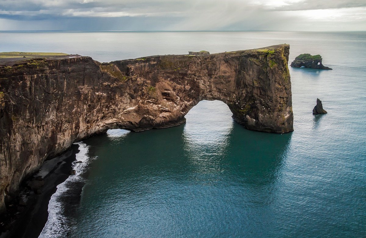 El espectacular arco de piedra de Dyrhólaey es un lugar de visita obligada en Islandia. 🇮🇸

Está situado a pocos kilómetros de Vík y se eleva hasta los 120 metros de altura. Esta vista se puede disfrutar desde las inmediaciones del faro de Dyrhólaey.