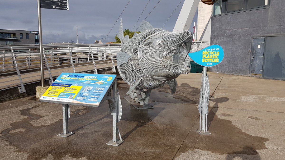 TheDeepHull's tweet photo. Pls feed #FintheFish ! This sculpture is a bin to collect plastic waste, preventing it from going into nearby rivers and ultimately the ocean. Fin was previously located in Scarborough & collected more than 6000 plastic bottles in just 8 weeks.
@YorkshireWater @Biffa @UniOfHull https://t.co/F4rJtVKZr0