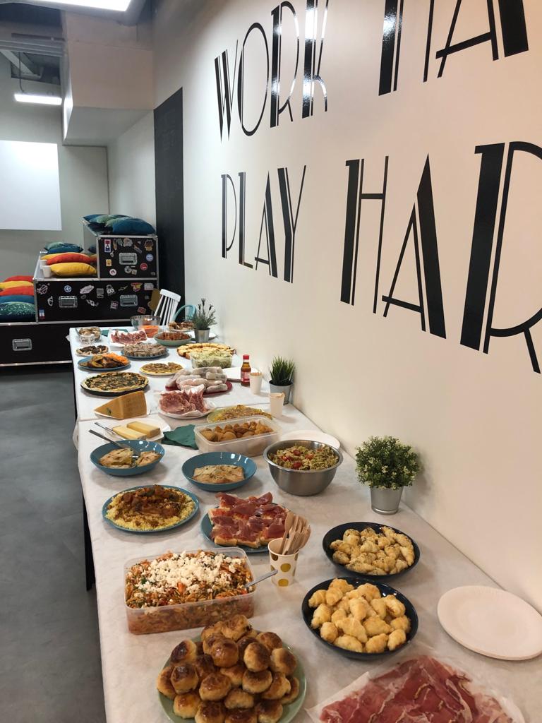 HomerezFR's tweet image. Homerez met à l&apos;honneur les 14 nationalités de son équipe. L&apos;occasion d&apos;un tour du monde gastronomique 🥐🍱🍨🍳🌶
#startup #homerez #locationsaisonnière #équipeinternationale