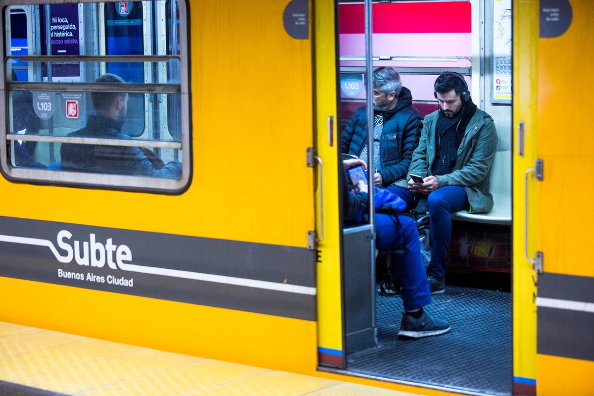 LANACION's tweet photo. Medidas de fuerza en el subte por la presencia de asbesto: abrirán molinetes y el miércoles habrá paro https://t.co/uOaxIeHpMY https://t.co/6oaTrSalci