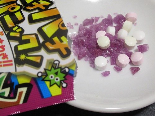 フィン 駄菓子 パチパチパニック 幼い頃は ドンパッチ という名のよく似たお菓子を食べた とても細かい飴で 口に入れるとパチパチ弾け 運が悪いと少し痛い 旦那はんと久々に食べたが お互いに音を聞かせあったり 舌の下に置いて ん っ