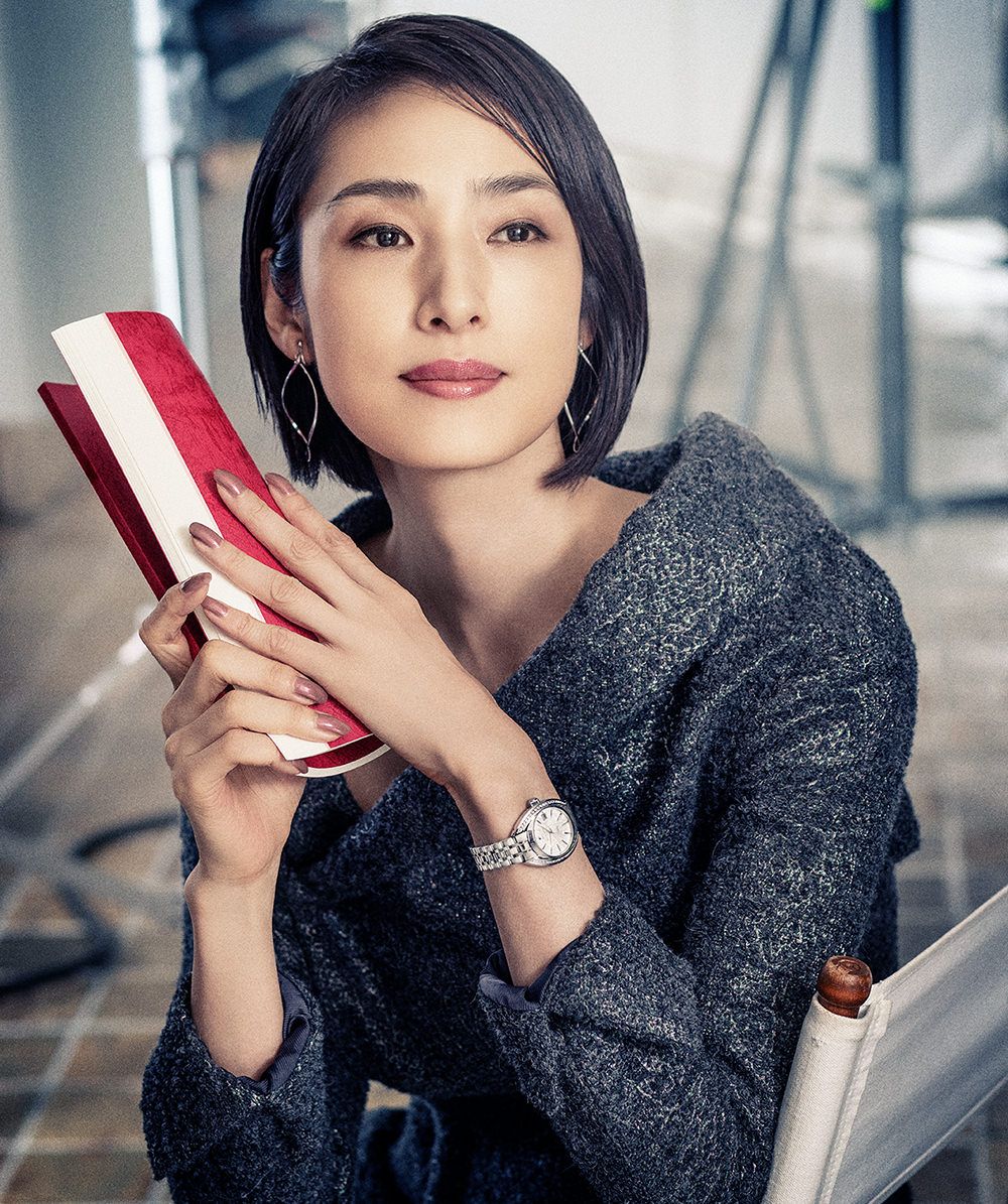 Vogue Japan على تويتر 手もとを彩る 美しいフォルムと光 グランドセイコーの顔としてイメージキャラクターを務める天海祐希が 今回vogueのファッション撮影に臨んだ T Co Prcinro8ga
