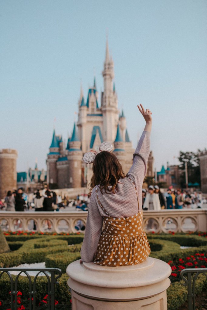 Tokyo Disneyland, best park in the world? A guide to plan your visit during spring season up #ontheblog today! thecatyouandus.com/tokyo-disneyla…