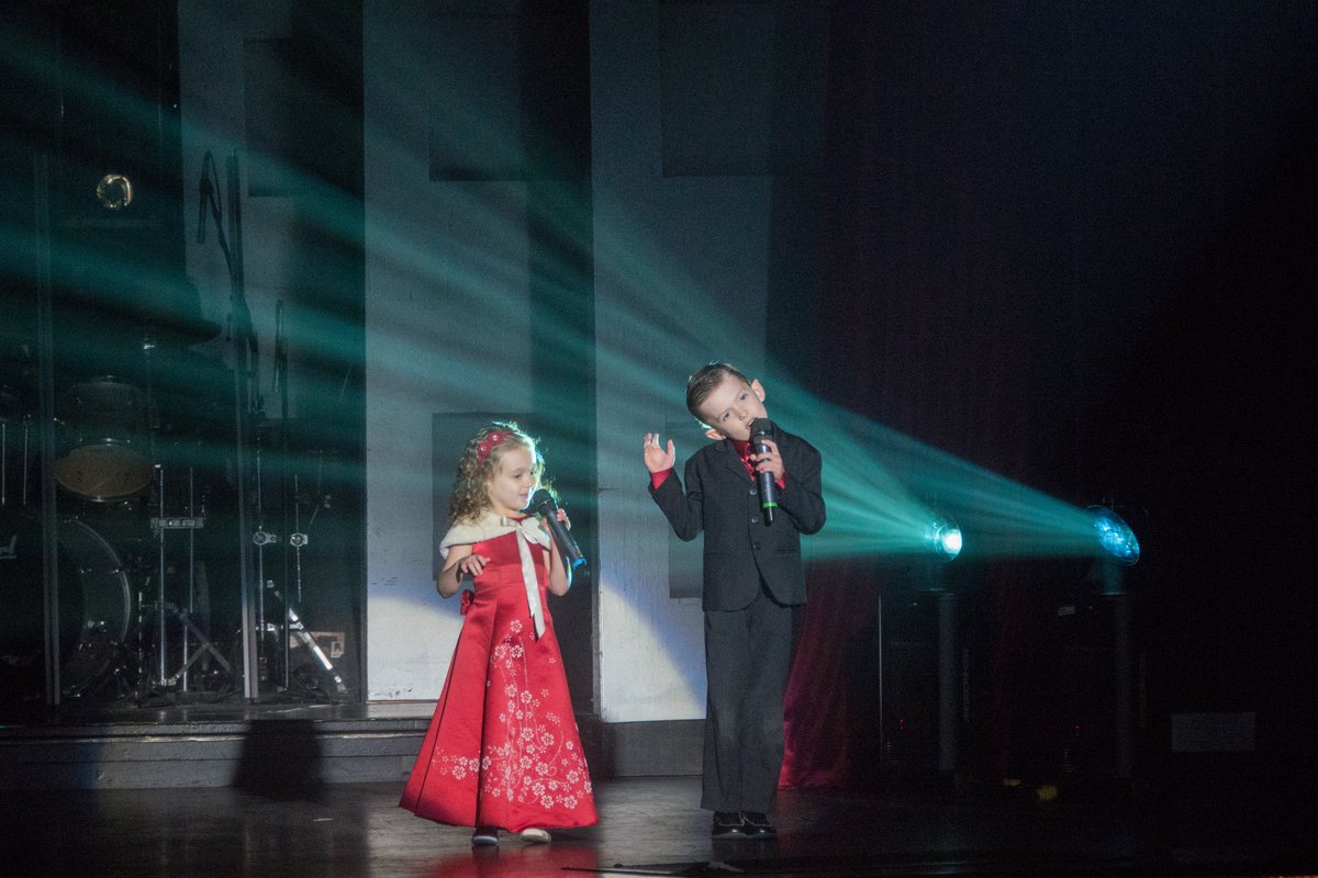 HughesMusicShow's tweet photo. "Mom is Looking for mistletoe, why she wants it? I don't know." Make plans to see Branson's Christmas Show of the Year, The Hughes Brothers Christmas Show! 417-334-0076 #HbShow #BransonShow #ChristmasShow https://t.co/NNeADnqSJw