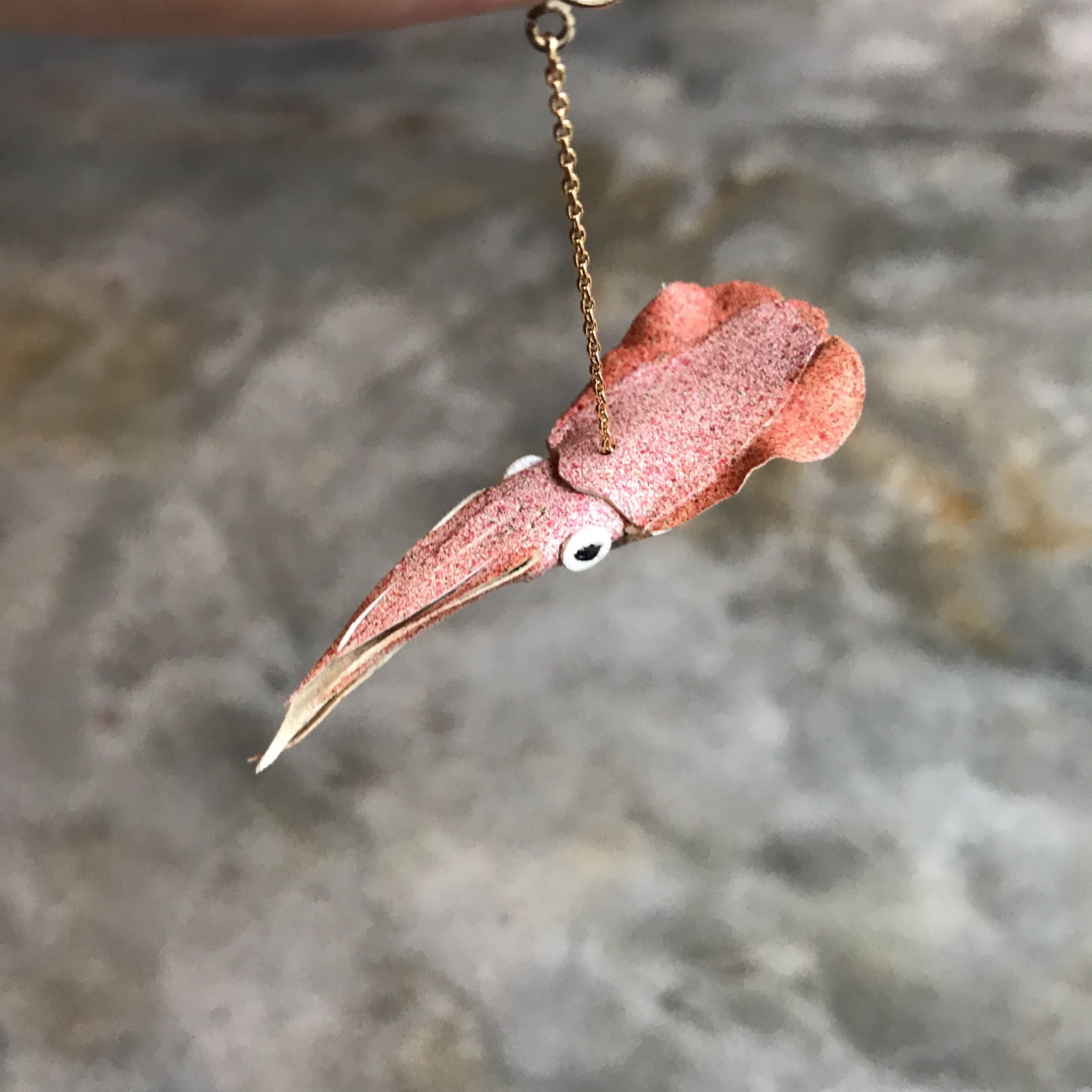 تويتر Cokeco على تويتر あの日見たアオリイカの行動を僕達はまだ知らない 夏の鳥取で見たアオリイカの可愛さをピアスにしました 脚を2本持ち上げてこちらをじーっと観察するあの感じ イカ勢の皆様お待たせしました 来週のカラカナ展にてお披露目です