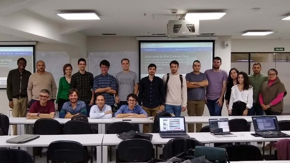 CodingClubUC3M's tweet image. We were pleased to have @aschinchon talking about #rstats #ggplot2 #generative #art and #maths. Thank you very much for the great talk and for sharing with all of us your post codingclubuc3m.rbind.io/post/2019-10-1… See you soon!