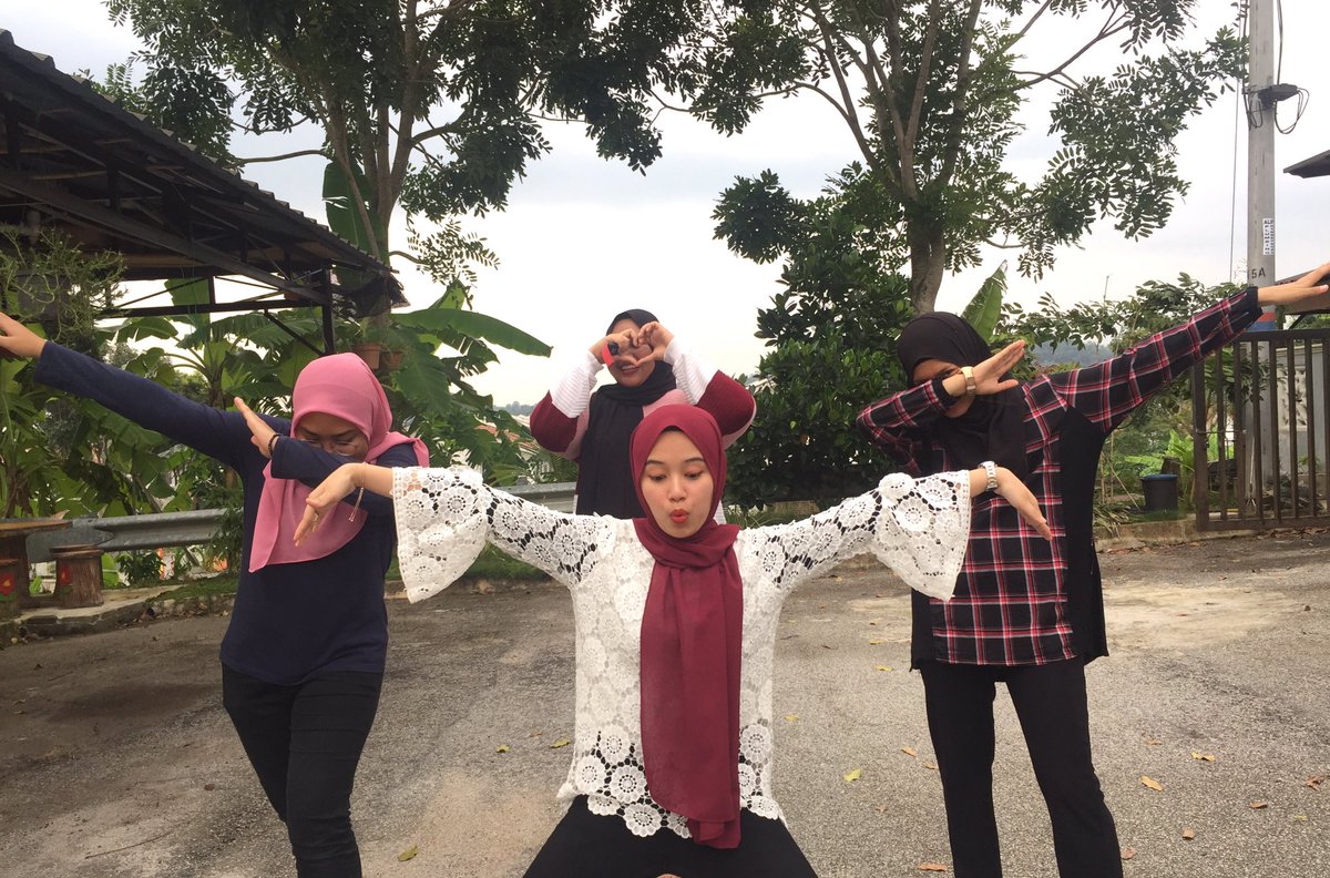 ardhila_azman's tweet photo. Happy bufdayy Sya !! Terimalah surprise kecik dari kiteorng. We love you #teamatul ❤️🧡💛💚💙 https://t.co/CRkqBIsz9J
