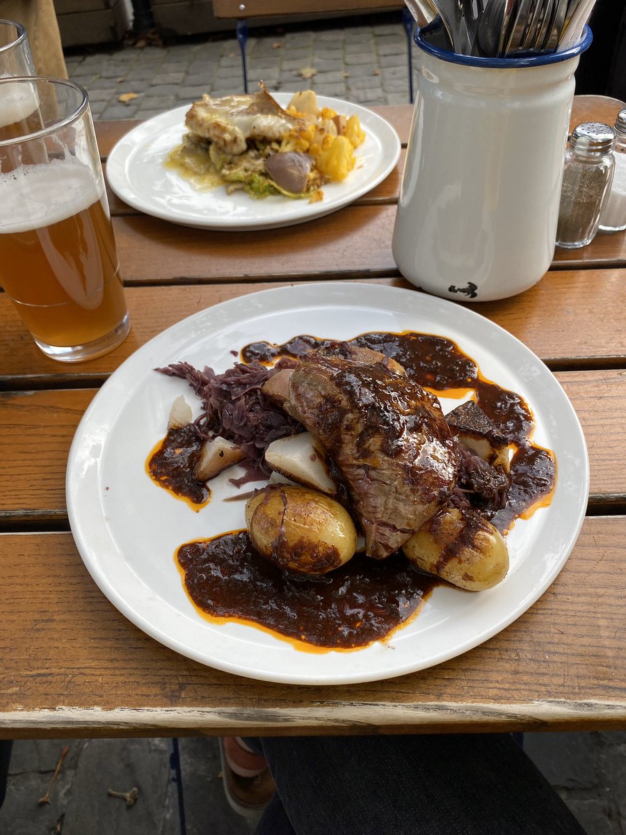 An alfresco lunch last week in @ Le Dillens in St Gilles. Hopefully not the last chance for eating and drinking outside in 2019 🤞🏻#Brussels