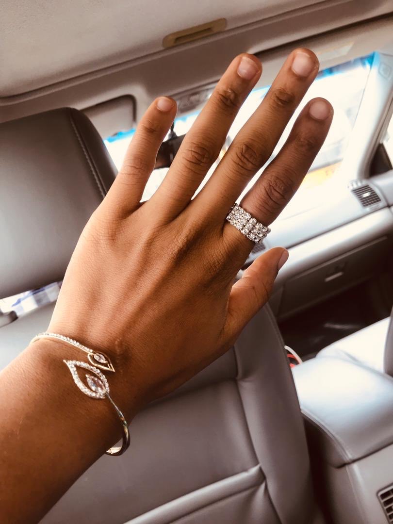 oakstyleng's tweet photo. Our beautiful #OAKshopper @Lusshh_
She is wearing the non-tarnish bracelet and embellished ring ♥️
#OAKstyle https://t.co/lZOLn1SX2B
