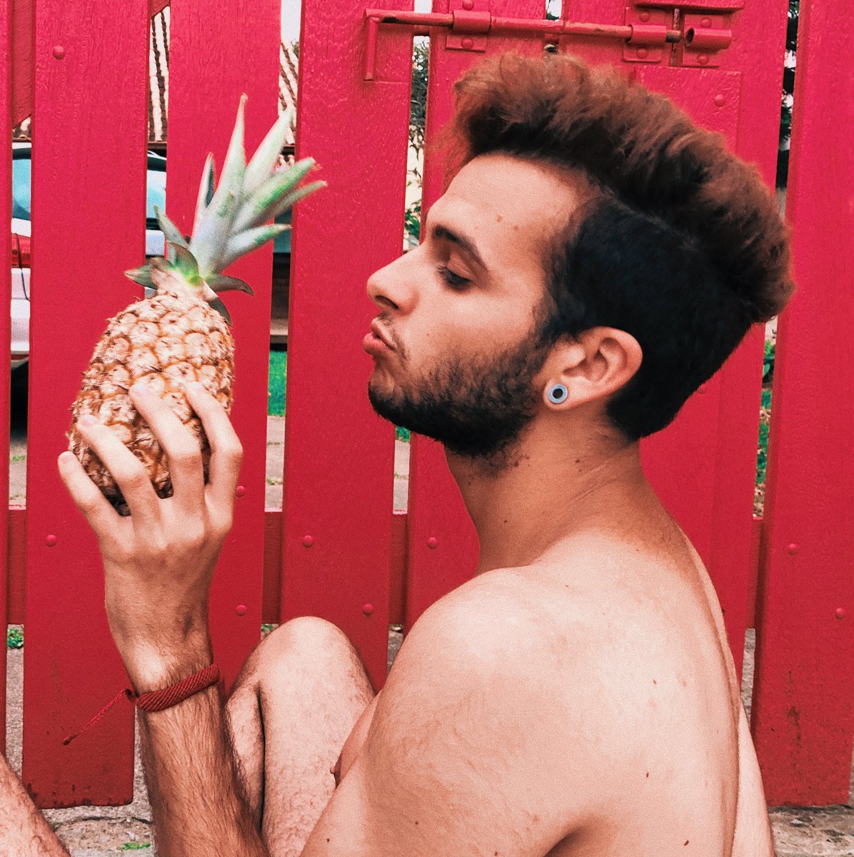 Seba_Terry's tweet photo. Cuando secuestras una 🍍 para una sesión de fotos Seba Terry haciendo de las suyas #anana #abacaxi #pineapple #tumbler #piña #florianopolis #brasil #sebaterry https://t.co/yudKZ4uLsh