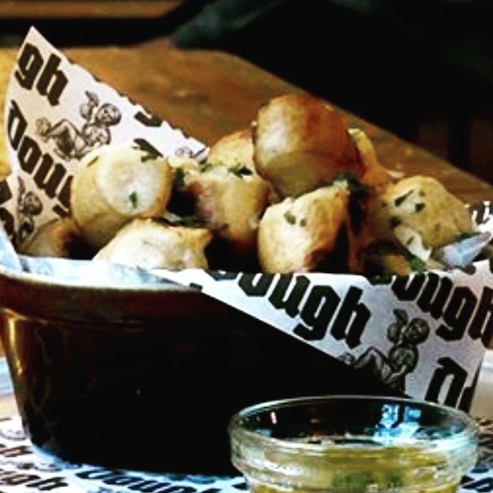 The boys @dough_Digbeth using a bold print on their greaseproof paper, and looking pretty good. If you are looking for a supplier of greaseproof paper, feel free to call us.
#independant #brandedgreaseproof
#biodegradable #loveyourbrand #brandedfoodpackaging