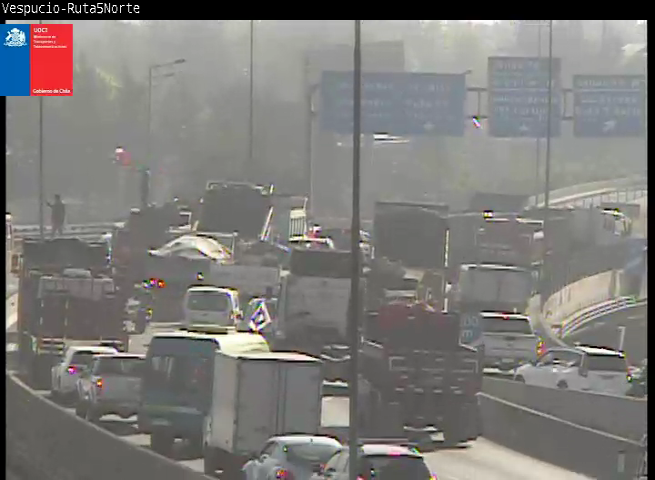 TTISantiago's tweet photo. 09:02 hrs
⚠⚠Atención⚠⚠
Se amplía bloqueo de camiones en A. Vesp. al oriente altura Ruta 5. 
⚠En este momento toda la calzada está bloqueada⚠
#Quilicura https://t.co/xSwOVXtsNm