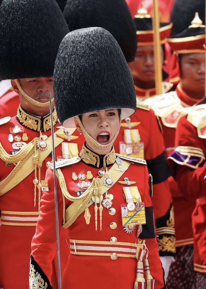 peachorplease's tweet photo. รัชกาลที่10 มีพระบรมราชโองการให้
เจ้าคุณพระสินีนาฏ พิลาสกัลยาณี
พ้นจากตำแหน่ง ถอดฐานันดรศักดิ์
และยศทหาร ตลอดจนเรียกคืน
เครื่องราชอิสริยาภรณ์ทุกชั้นตรา 
 #ใหญ่กว่าที่คิส  #ข่าวใหญ่ https://t.co/o8P8j7JV5U