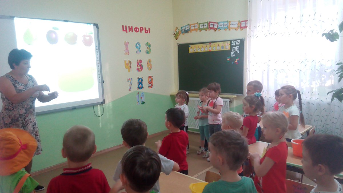 21 октября в д/с "Гармония" с воспитанниками средней группы "Звездочки" проведена речевая познавательная игра. Дети рассказывали сказочному герою Незнайке о фруктах, используя методический приём "Кластер", упражнялись в составлении рассказов - описаний.