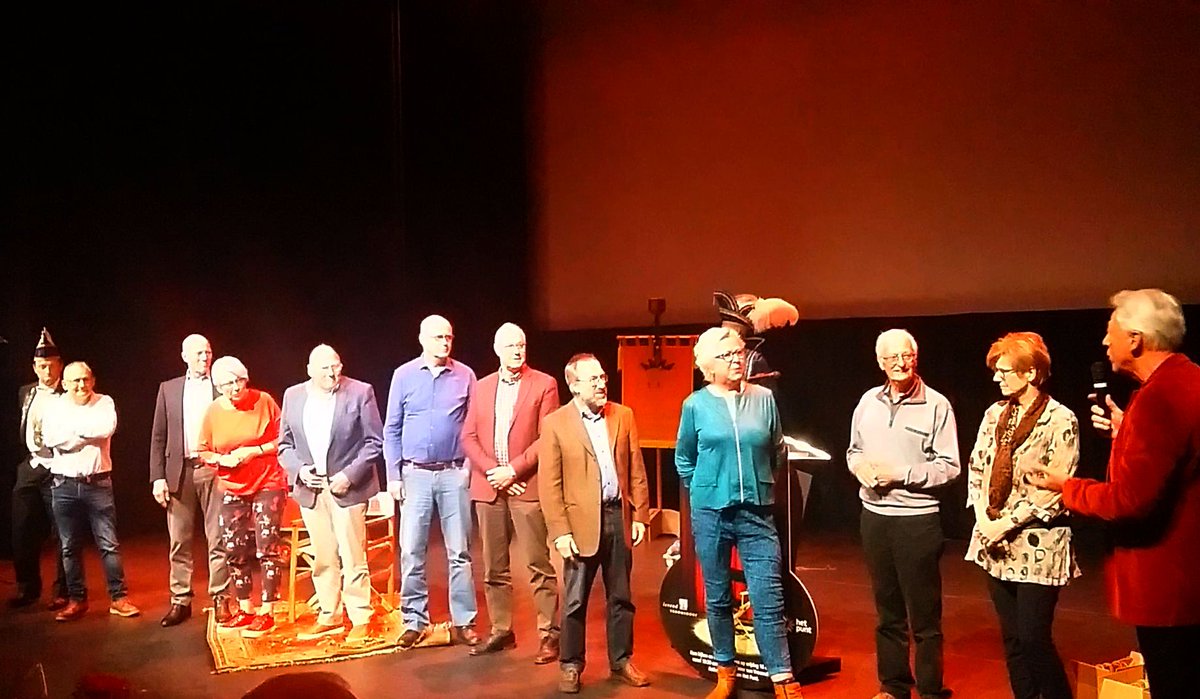 levendvrhoop's tweet photo. Prachtige vertelavond in 'de huiskamer van #Vroomshoop. Meer dan het dubbele aantal luisteraars (150) dan we hadden verwacht (60-70). Die hoorden mooie verhalen van de 11 mensen, links op deze foto. https://t.co/IwF0qiGJiY
