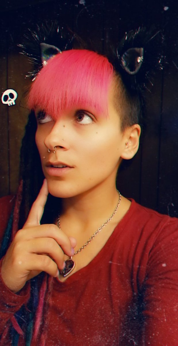 TcepetahKitty's tweet image. #spookyseason #vbangs #vampirebangs #pinkhairdontcare #collared #kritterklips #cliponears #dreadhead #spookytime #alternativegirl