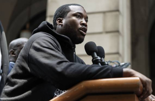 ComplexMusic's tweet photo. Livestream the @playercoalition town hall on policing in Philly with @MeekMill, @MalcolmJenkins, and more. https://t.co/JE0MEar2cF https://t.co/vzb9KQCugF