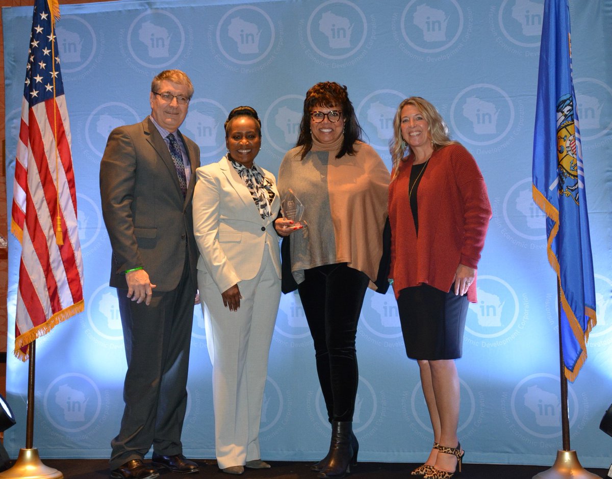 SBA_Wisconsin's tweet photo. Celebrating #Wisconsin's SBA 2019 Minority #SmallBiz Champion Jessica Cavazos of the Latino Chamber of Commerce, Dane County and 8(a) Graduate Manisha Dotson of Nisha Group at #WIMarketplace https://t.co/2fvIY9VIy4