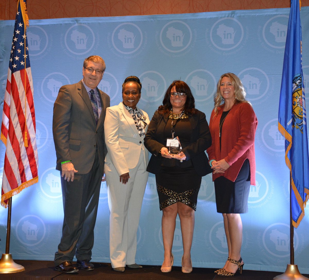 SBA_Wisconsin's tweet photo. Celebrating #Wisconsin's SBA 2019 Minority #SmallBiz Champion Jessica Cavazos of the Latino Chamber of Commerce, Dane County and 8(a) Graduate Manisha Dotson of Nisha Group at #WIMarketplace https://t.co/2fvIY9VIy4