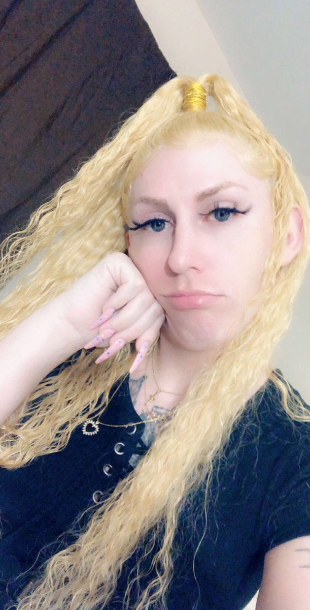 Laying around the house bored with no makeup οΈ am i still pretty enough