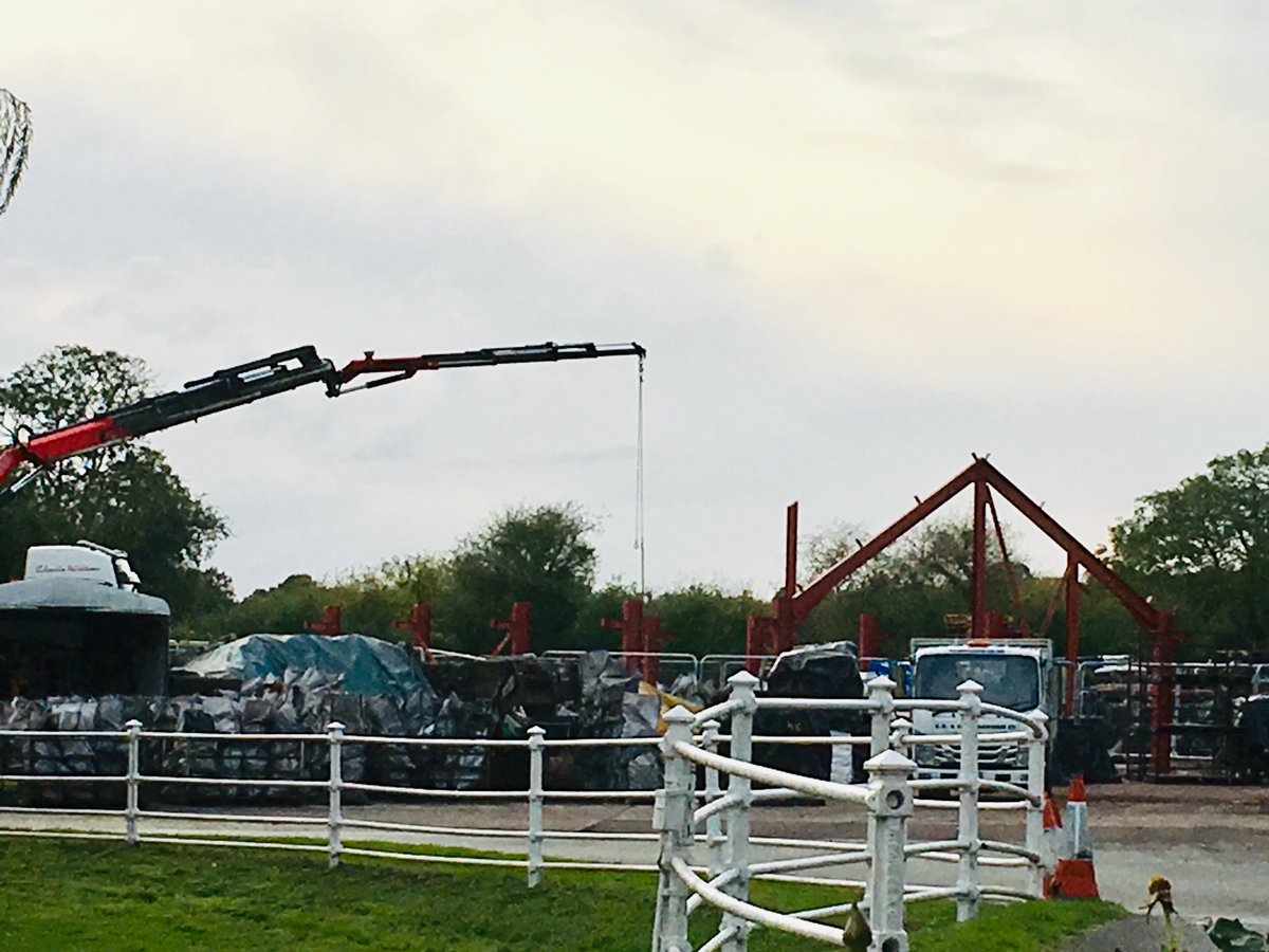rackhamltd's tweet photo. The steel being placed into position today 👌
#rackhamltd #debenmills #bigthingsahead https://t.co/gyiVXURBmD
